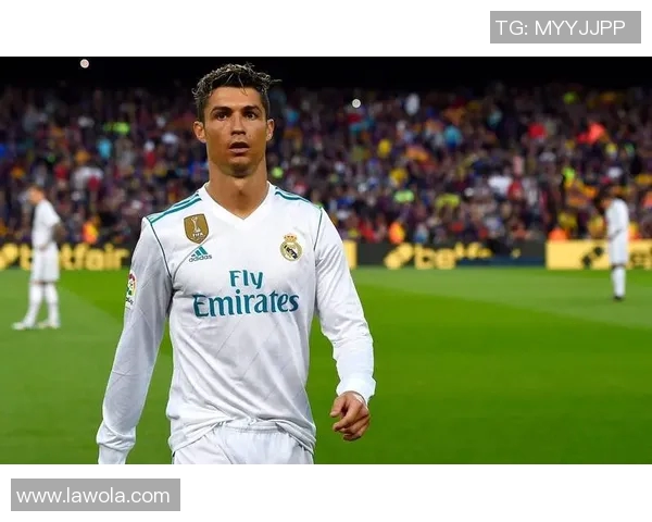 球迷疯狂行为引发热议C罗球衣被抢事件成欧冠赛场焦点